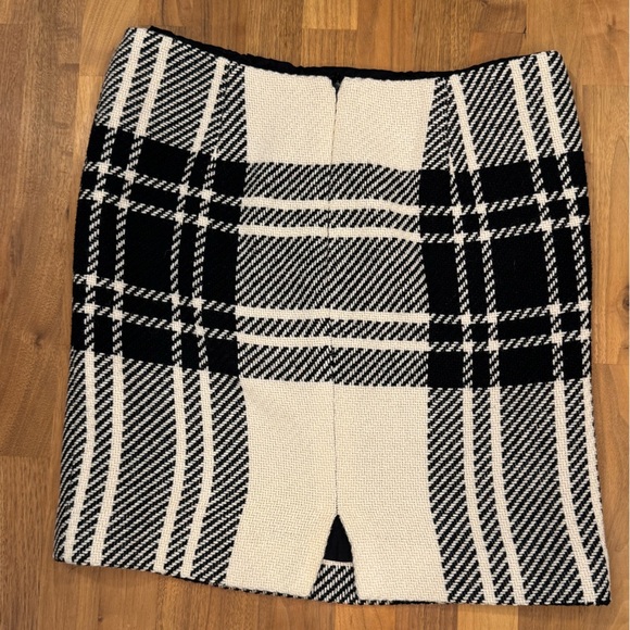 Jones New York Black & White Plaid Wool Blend Skirt | Size 10 - Picture 3 of 7